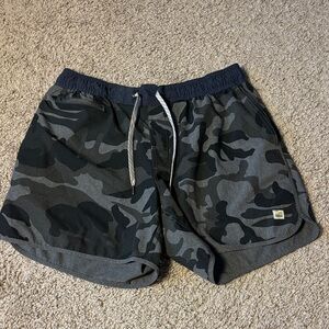 Vuori Men’s Banks Short Camo